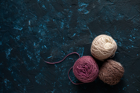 深蓝色质地腻子混凝土上用于钩编和针织的羊毛纱线束