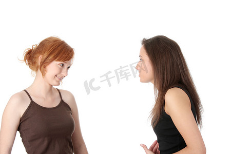 两个年轻女人说话