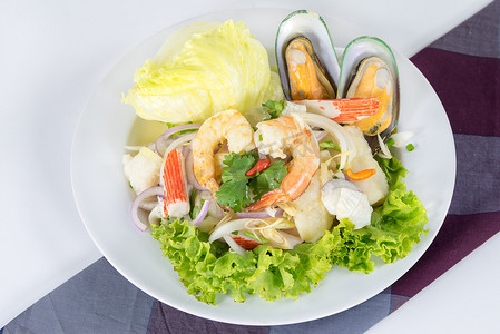 “海鲜沙拉，泰语称为“Yum Ta-lay”，配以虾仁调味”