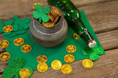 圣帕特里克节三叶草、啤酒瓶和装满巧克力金币的罐子