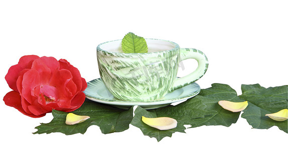 白色背景上绿纸上的杯子里的茶