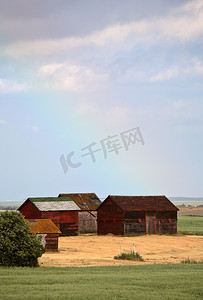粮仓摄影照片_风景秀丽的萨斯喀彻温省旧粮仓后的彩虹