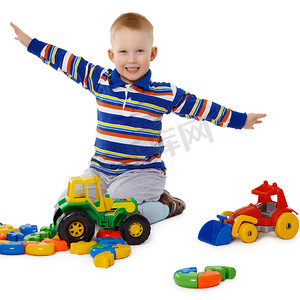 小男孩在地板上玩彩色玩具