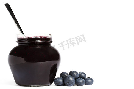 果酱罐和蓝莓果酱 勺子和蓝莓放在一边