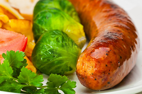 烤白菜摄影照片_德国香肠配蔬菜。