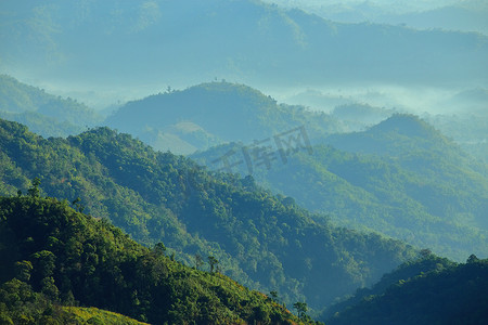 清晨大山摄影照片_清晨的青山，阳光明媚。