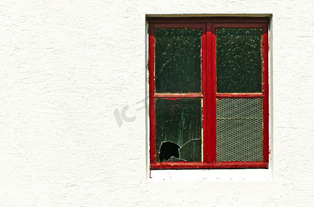 玻璃破碎的旧窗户