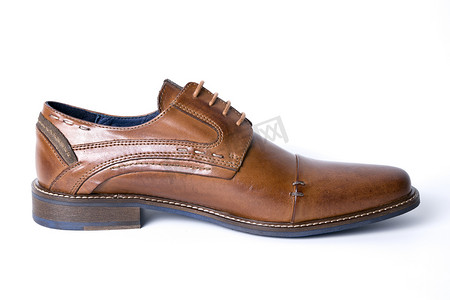 皮鞋主图摄影照片_白色背景的男式棕色皮鞋，孤立的产品，顶视图。
