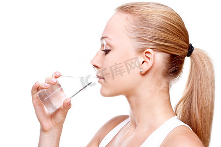 美丽的女人喝水
