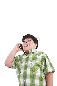 说话的小男孩摄影照片_漂亮的小男孩笑着用手机说话。