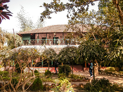 2019 年 5 月，印度西孟加拉邦 Howrah 区 Samta 村 — 著名孟加拉小说家 Sarat Chandra Chattopadhyay 的故居博物馆 (Sarat Smriti Mandir Kuthi)，以及受西孟加拉邦政府保护的遗产历史遗址。