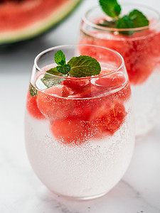 夏天西瓜背景摄影照片_西瓜冰和玻璃杯中的苏打水