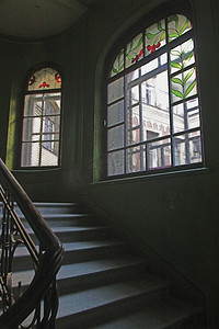 楼梯和彩色玻璃窗