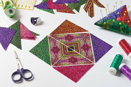 以拼接块、缝纫和绗缝配件的形式布置的三角形织物