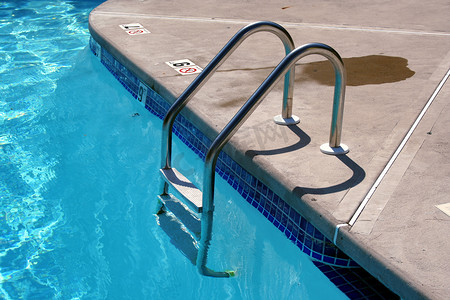 游泳池梯子