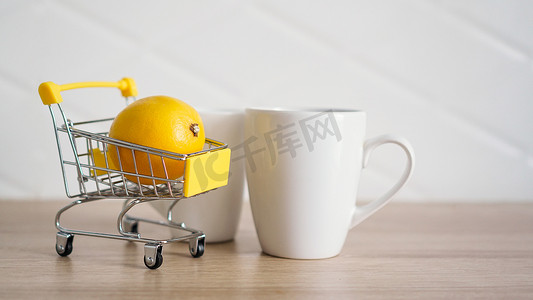 厨房桌子上的小购物车里放着柠檬。