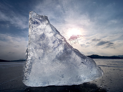 浮雪中的冰山一块漂浮在开阔的海洋中。