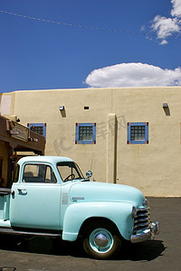 新墨西哥州 Adob​​e 建筑卡车