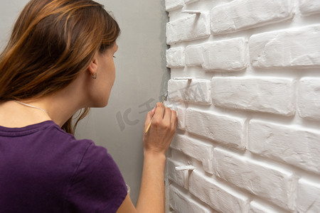 房屋油漆工倾向于用小流苏在墙壁的灰色角上涂漆