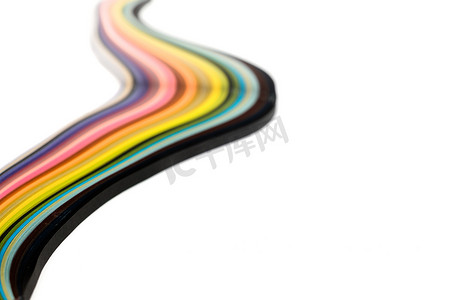 白色背景上的抽象彩色波浪卷曲彩虹条纸