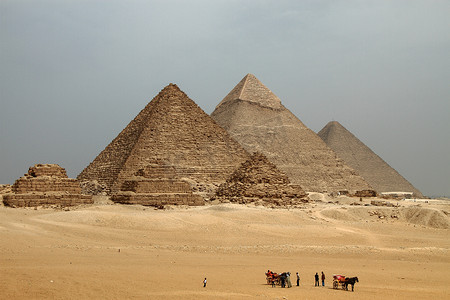 古代玉镯摄影照片_吉萨金字塔