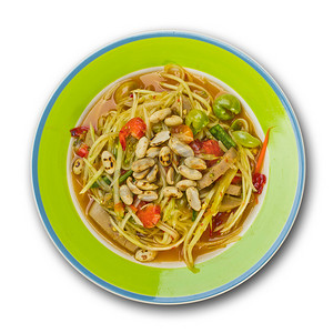 “木瓜沙拉，泰国菜，放在白色背景的盘子上”