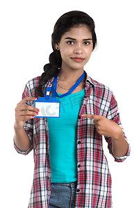 持有白色空白塑料身份证的年轻女子。