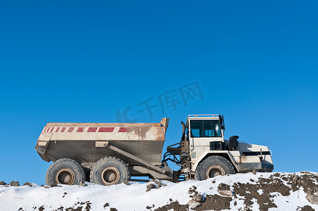 建筑工地摄影照片_冬季建筑工地上的自卸车