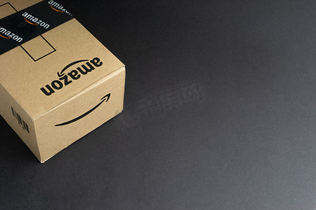 prime摄影照片_黑色背景中的亚马逊 Prime 箱子或亚马逊运输箱
