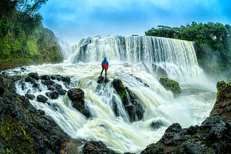 老挝南部Sae Pong Lai瀑布的威力。
