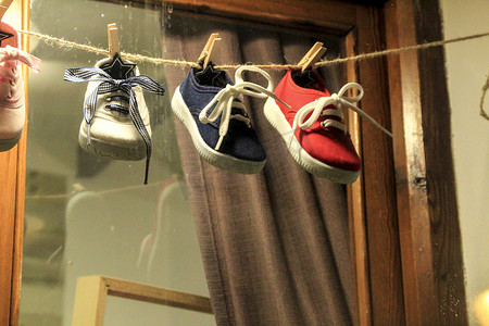 春季新品特卖摄影照片_阿尔特亚的橱窗里挂着童鞋