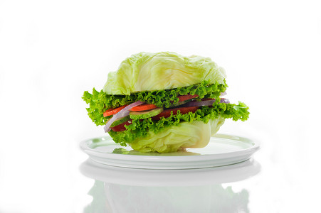 “素食汉堡——卷心菜、西红柿、黄瓜、洋葱、生菜”