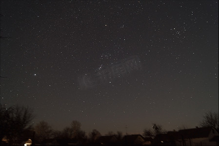银河照片摄影照片_村庄和夜空长曝光低光照片。