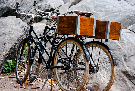 两辆复古城市自行车停在岩石附近