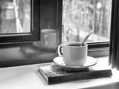 窗台上的一杯茶和一本书