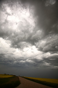 萨斯喀彻温乡村公路上空的暴风云