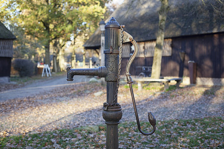 老式水泵摄影照片_t 一个老村庄花园里的老式金属水泵