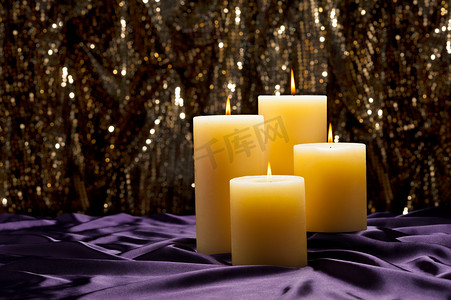 点亮希望摄影照片_紫色天鹅绒上的四支蜡烛