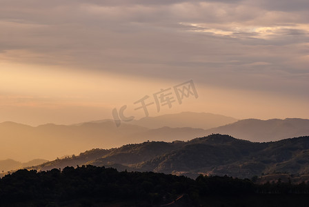 大雾风景摄影照片_在山风景和有薄雾的阳光