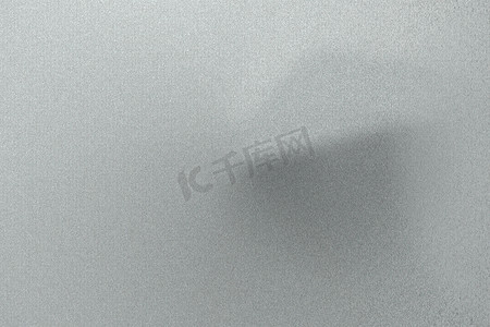 灰色波浪背景摄影照片_拉丝浅灰色波浪金属板，抽象纹理背景