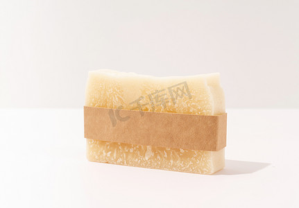手工制作的肥皂和手工艺带的正面视图，用于白色背景的模型设计