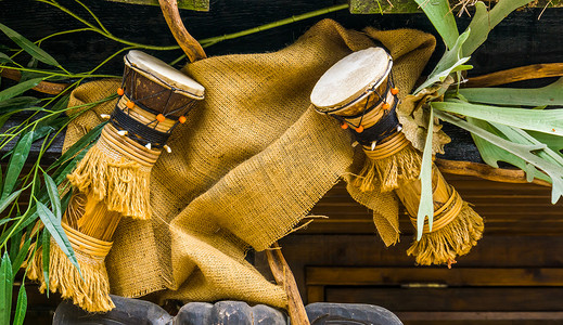 垂悬在屋顶的传统非洲非洲鼓，非洲的文化乐器，音乐背景