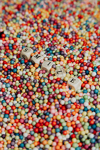 超级色彩缤纷的模型，带有快乐有趣的概念，彩色球，上面写着微笑，骰子，背景，惊艳，精彩