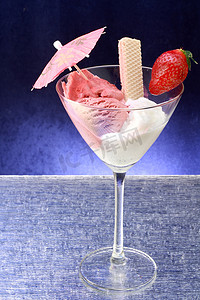樱桃冰淇淋杯摄影照片_冰杯