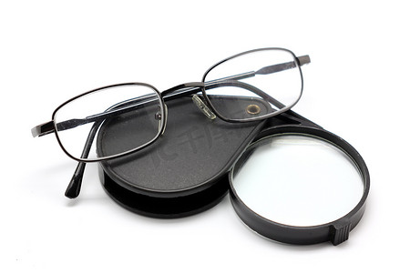 发现眼镜摄影照片_眼镜和放大镜隔离在白色