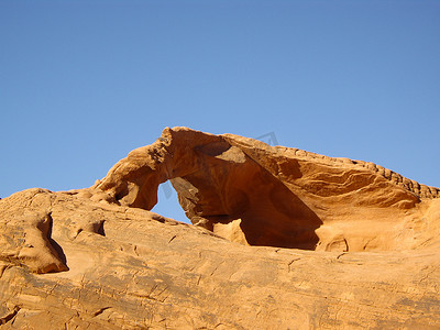 窗蓝天摄影照片_火之谷的岩窗