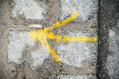 鹅卵石路面上的黄色箭头
