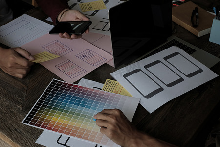 在创建移动应用程序之前，开发人员比较颜色和界面线框