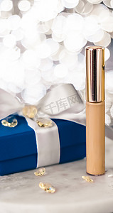 产品展板图摄影照片_假日化妆粉底、遮瑕膏和蓝色礼盒、高档化妆品礼品和美容品牌设计空白标签产品