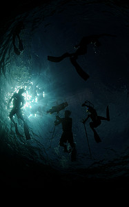 一群潜水员水下鱼叉捕鱼